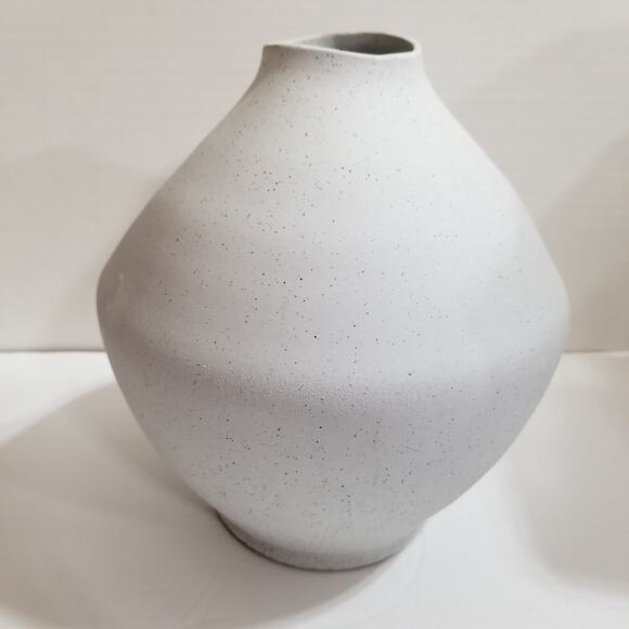 Textured terracotta vase made in Portugal about 22cm tall - Picture 6 of 14